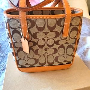 VINTAGE MINI COACH BUCKET BAG!